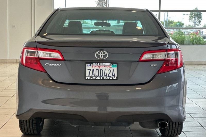 Toyota Camry Vehicle Full-screen Gallery Image 05