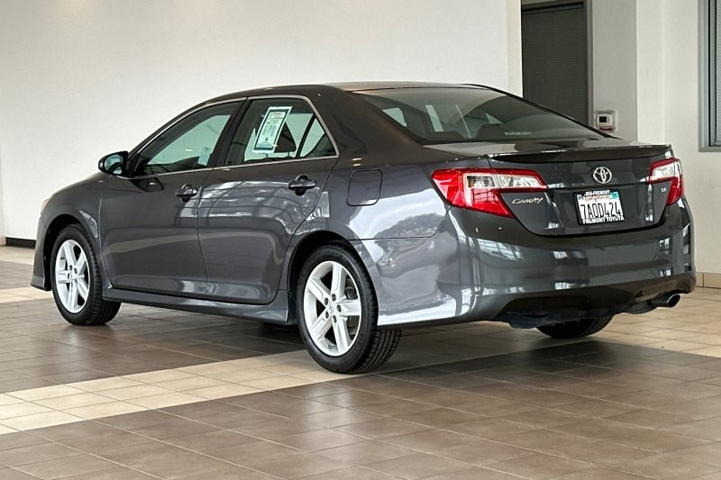 Toyota Camry Vehicle Full-screen Gallery Image 06