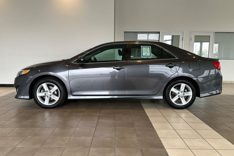 Toyota Camry Vehicle Full-screen Gallery Image 07