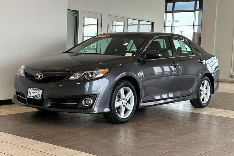 Toyota Camry Vehicle Full-screen Gallery Image 08