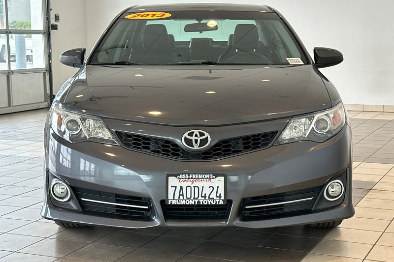 Toyota Camry Vehicle Full-screen Gallery Image 09