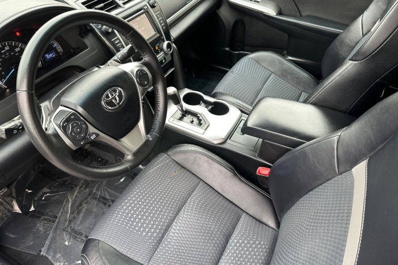 Toyota Camry Vehicle Full-screen Gallery Image 10