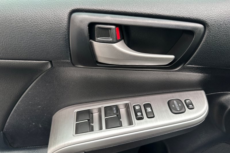 Toyota Camry Vehicle Full-screen Gallery Image 11