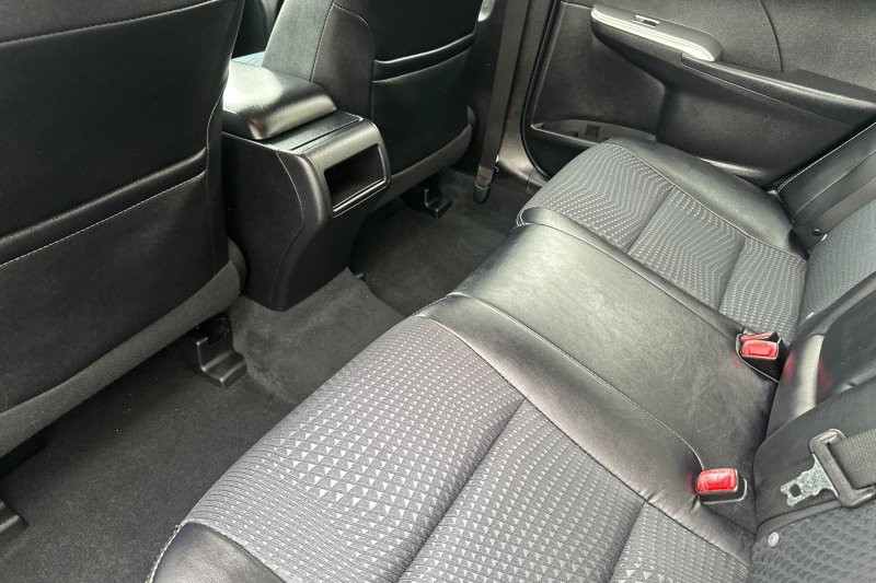 Toyota Camry Vehicle Full-screen Gallery Image 12