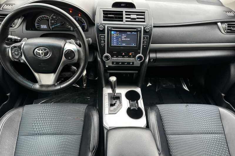 Toyota Camry Vehicle Full-screen Gallery Image 13