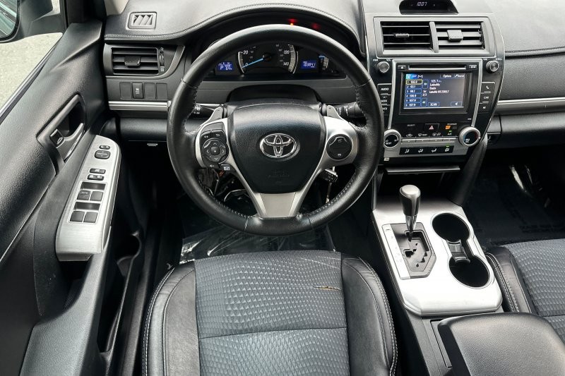Toyota Camry Vehicle Full-screen Gallery Image 14