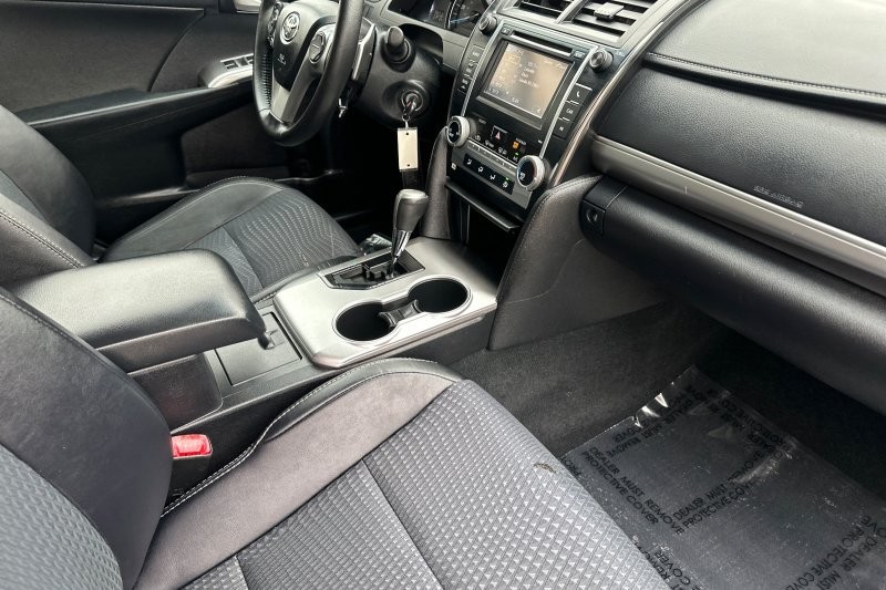 Toyota Camry Vehicle Full-screen Gallery Image 15