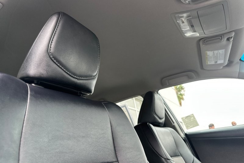 Toyota Camry Vehicle Full-screen Gallery Image 16