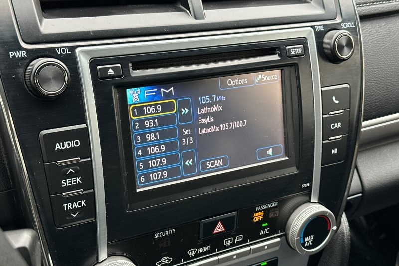 Toyota Camry Vehicle Full-screen Gallery Image 17