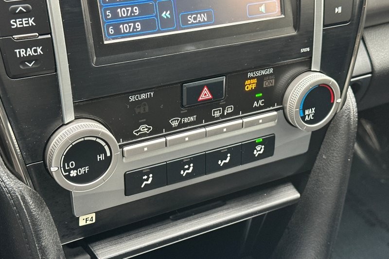 Toyota Camry Vehicle Full-screen Gallery Image 18