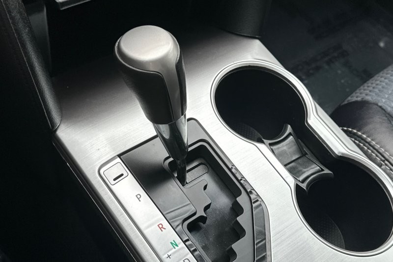Toyota Camry Vehicle Full-screen Gallery Image 19
