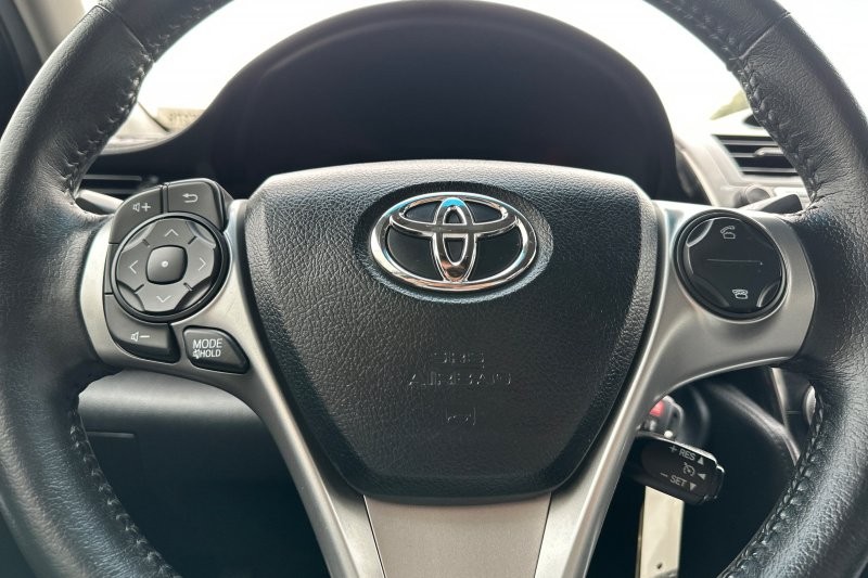 Toyota Camry Vehicle Full-screen Gallery Image 20