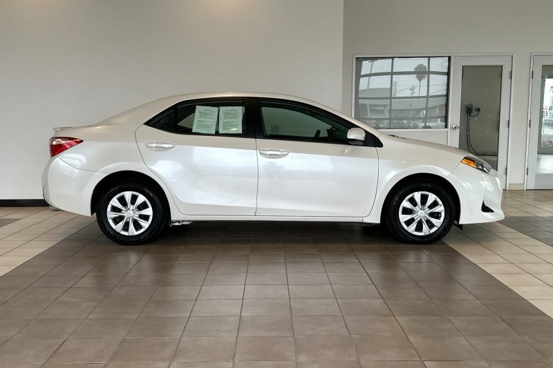 Toyota Corolla Vehicle Full-screen Gallery Image 03