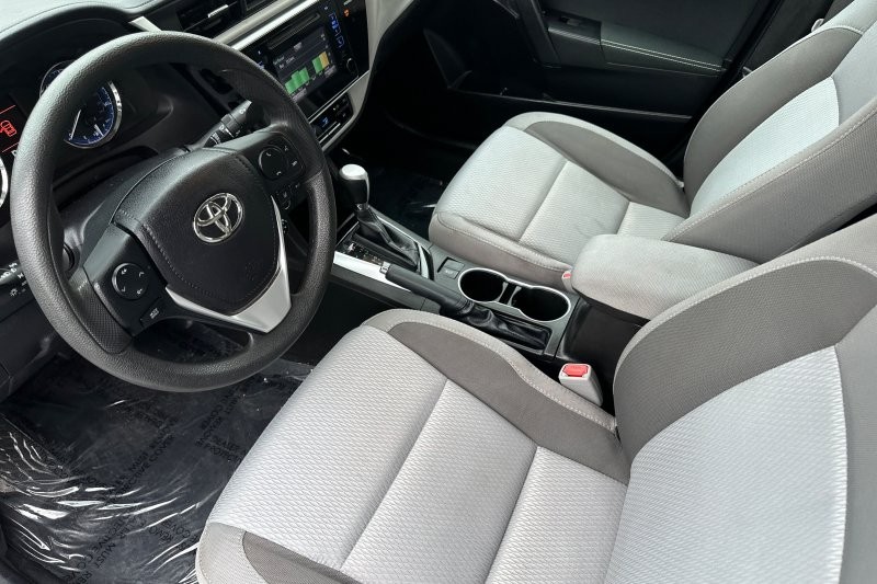 Toyota Corolla Vehicle Full-screen Gallery Image 10