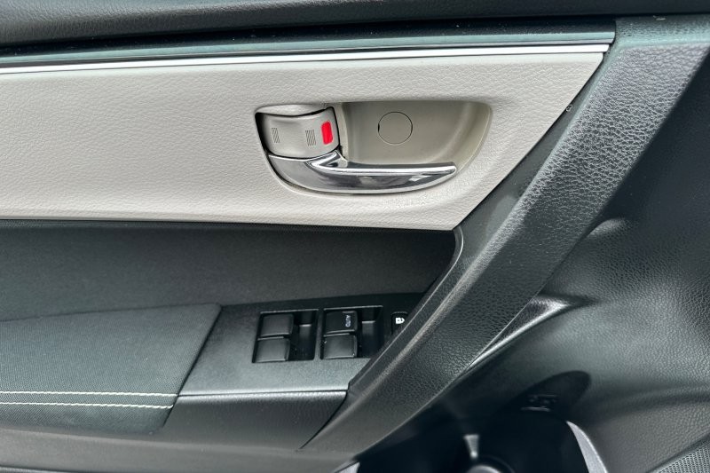 Toyota Corolla Vehicle Full-screen Gallery Image 11