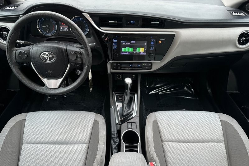 Toyota Corolla Vehicle Full-screen Gallery Image 13