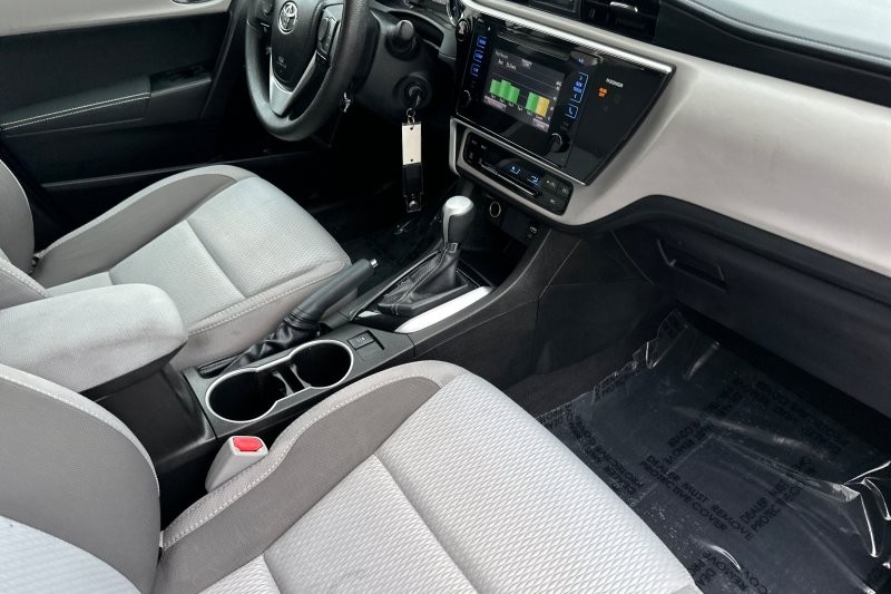 Toyota Corolla Vehicle Full-screen Gallery Image 15