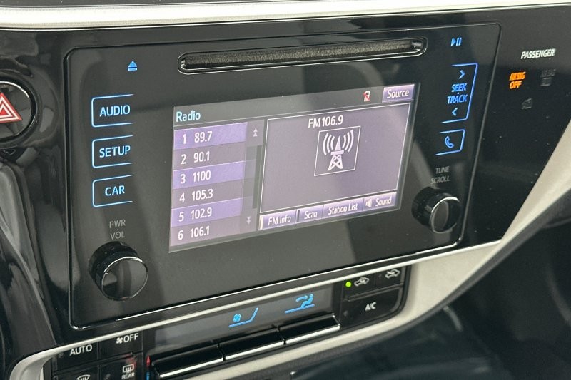 Toyota Corolla Vehicle Full-screen Gallery Image 17