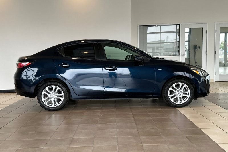 Scion iA Vehicle Full-screen Gallery Image 03
