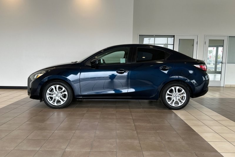 Scion iA Vehicle Full-screen Gallery Image 07