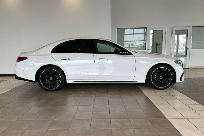 Mercedes-Benz E-Class Vehicle Full-screen Gallery Image 03