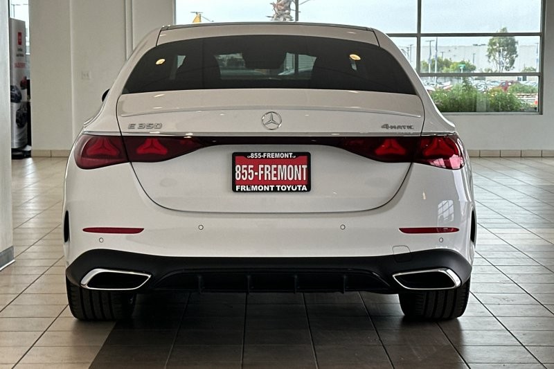 Mercedes-Benz E-Class Vehicle Full-screen Gallery Image 05