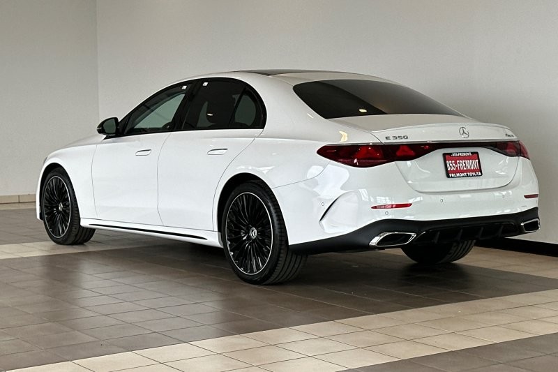 Mercedes-Benz E-Class Vehicle Full-screen Gallery Image 06