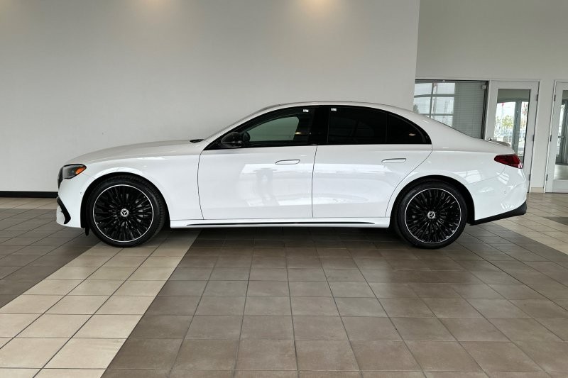 Mercedes-Benz E-Class Vehicle Full-screen Gallery Image 07