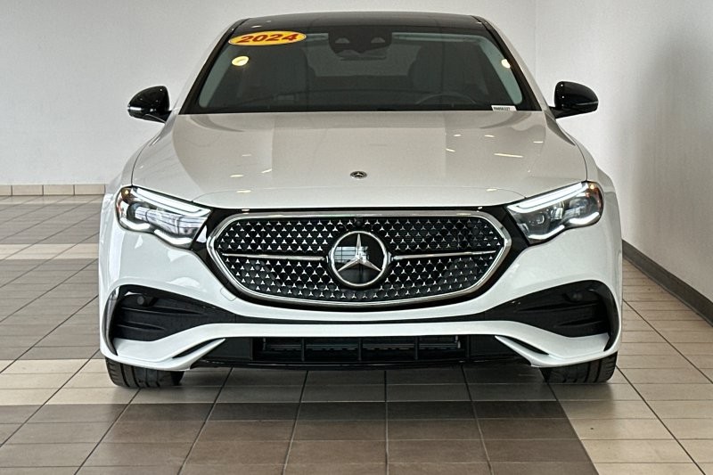 Mercedes-Benz E-Class Vehicle Full-screen Gallery Image 09