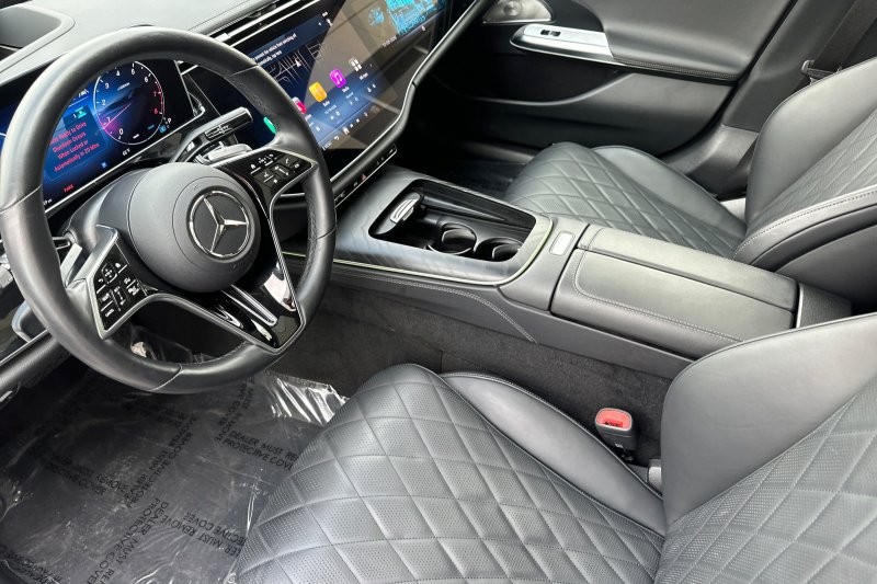 Mercedes-Benz E-Class Vehicle Full-screen Gallery Image 10