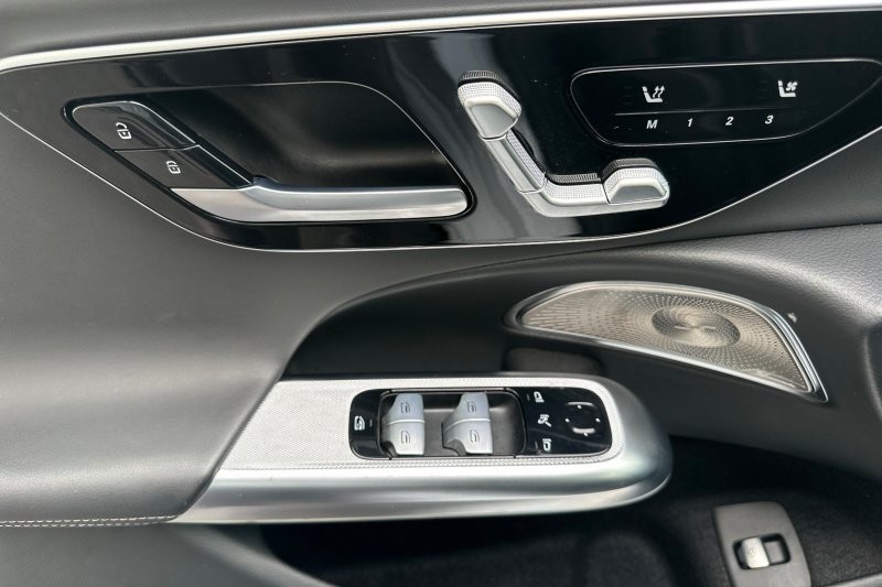 Mercedes-Benz E-Class Vehicle Full-screen Gallery Image 11