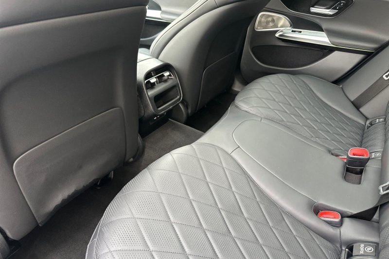 Mercedes-Benz E-Class Vehicle Full-screen Gallery Image 12