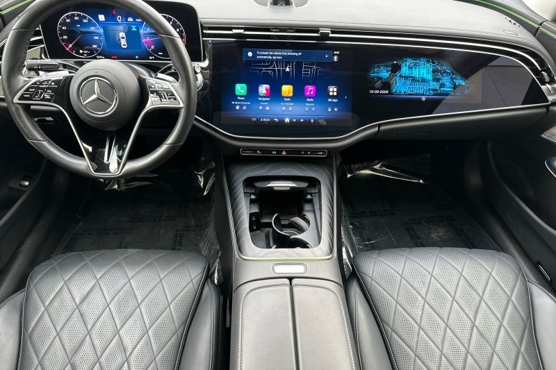 Mercedes-Benz E-Class Vehicle Full-screen Gallery Image 13