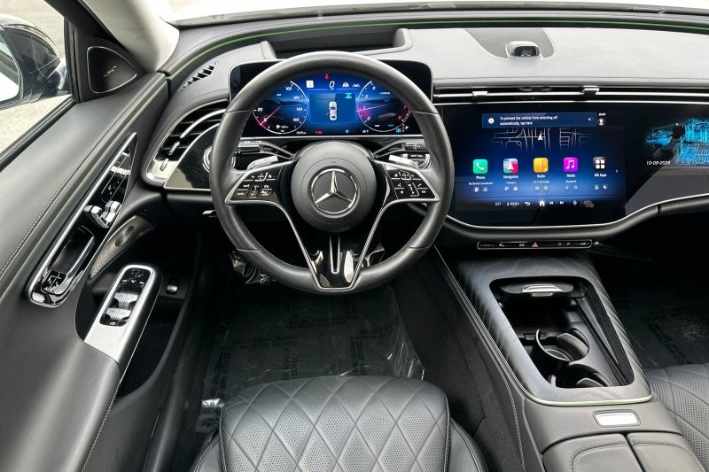 Mercedes-Benz E-Class Vehicle Full-screen Gallery Image 14