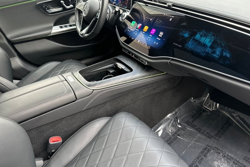 Mercedes-Benz E-Class Vehicle Full-screen Gallery Image 15