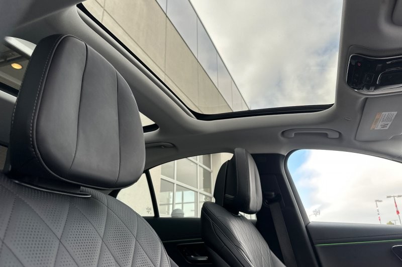 Mercedes-Benz E-Class Vehicle Full-screen Gallery Image 16