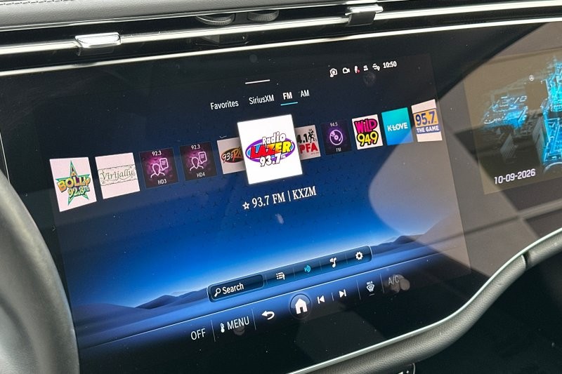 Mercedes-Benz E-Class Vehicle Full-screen Gallery Image 17