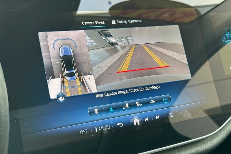 Mercedes-Benz E-Class Vehicle Full-screen Gallery Image 19