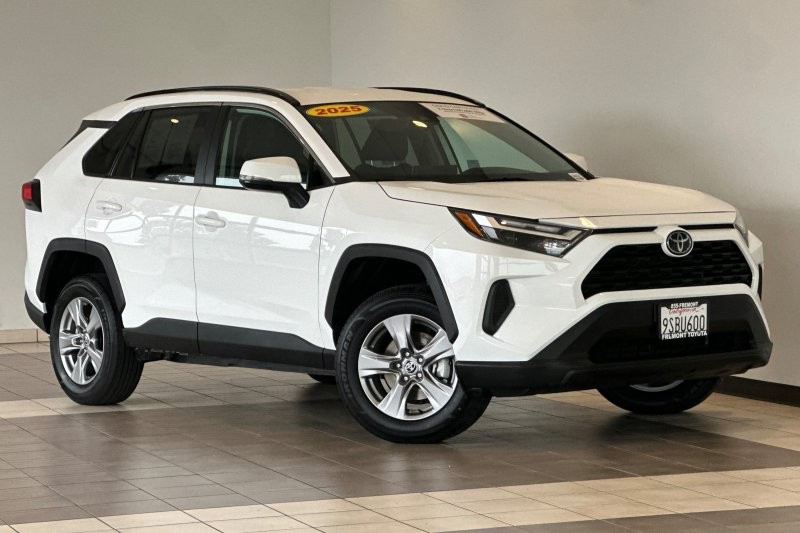 Toyota RAV4 Vehicle Full-screen Gallery Image 02