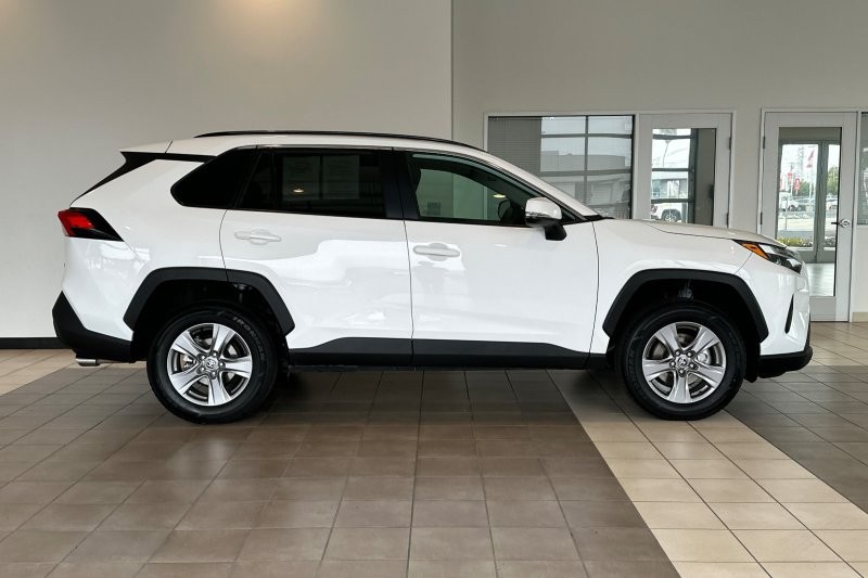 Toyota RAV4 Vehicle Full-screen Gallery Image 03