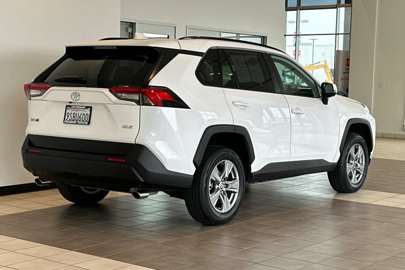 Toyota RAV4 Vehicle Full-screen Gallery Image 04