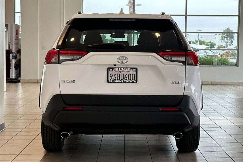 Toyota RAV4 Vehicle Full-screen Gallery Image 05