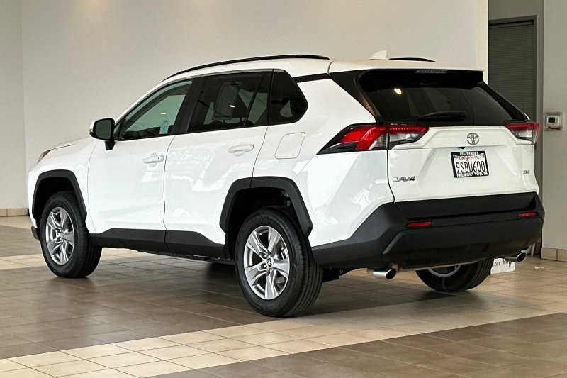Toyota RAV4 Vehicle Full-screen Gallery Image 06