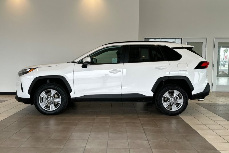 Toyota RAV4 Vehicle Full-screen Gallery Image 07