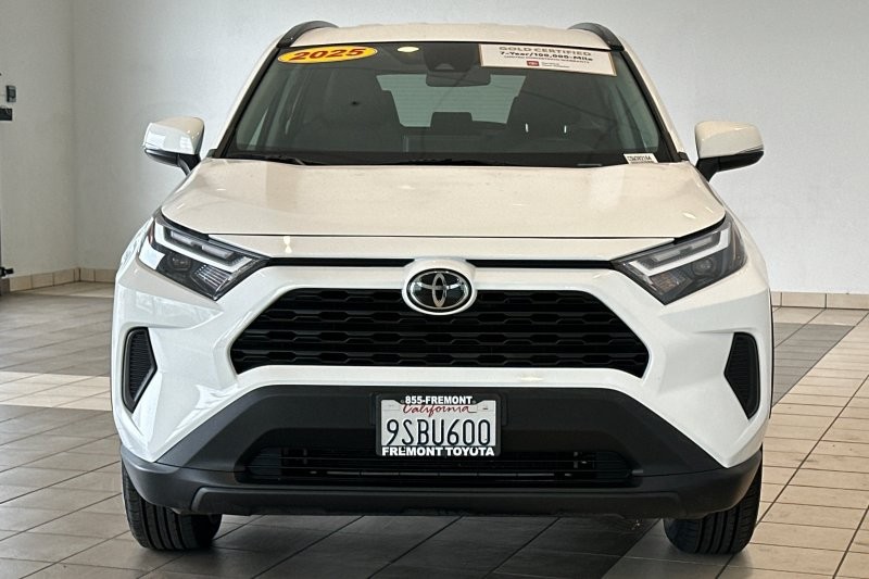 Toyota RAV4 Vehicle Full-screen Gallery Image 09