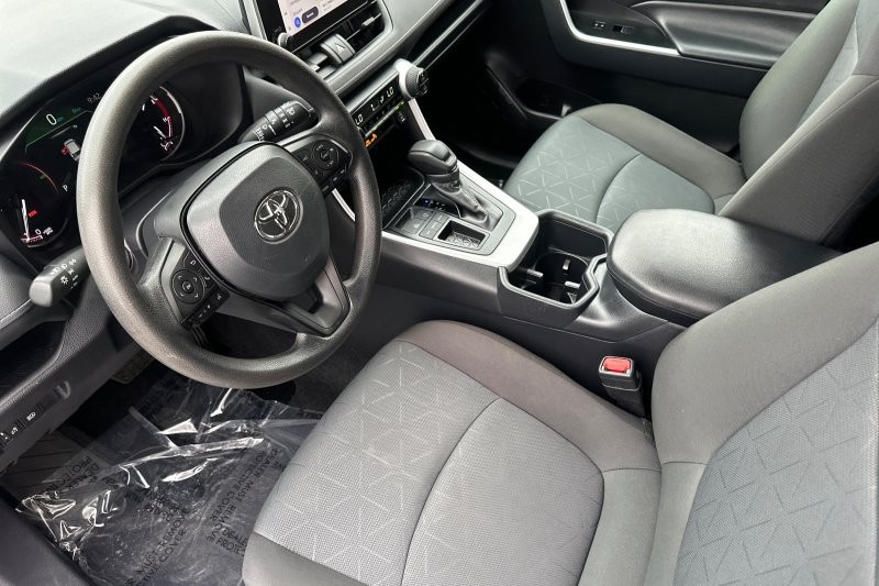 Toyota RAV4 Vehicle Full-screen Gallery Image 10