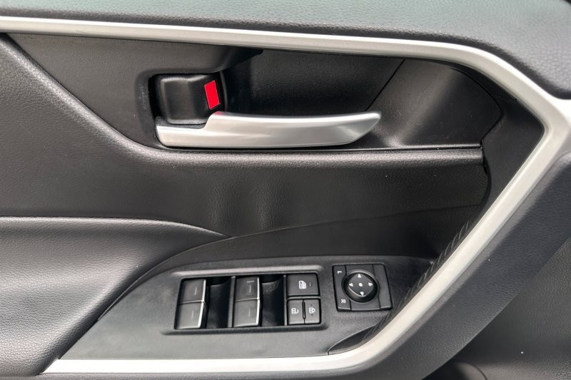 Toyota RAV4 Vehicle Full-screen Gallery Image 11