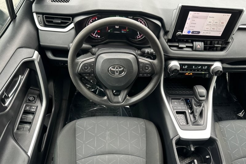 Toyota RAV4 Vehicle Full-screen Gallery Image 14