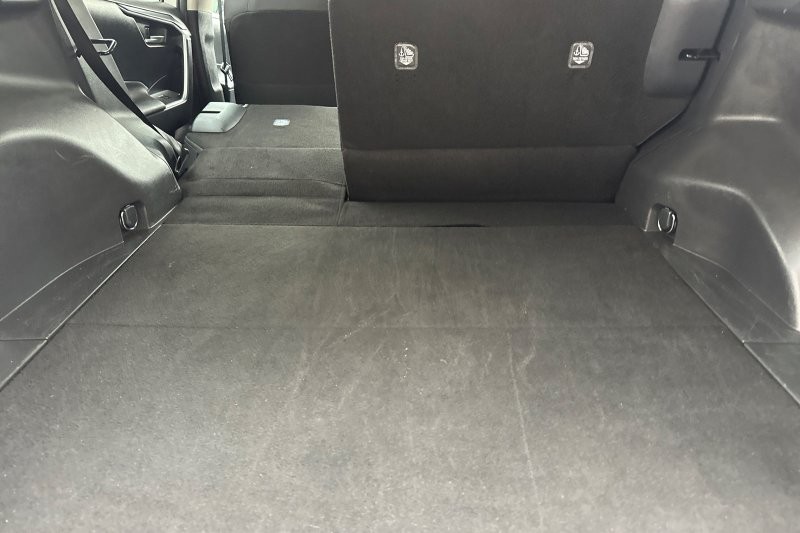 Toyota RAV4 Vehicle Full-screen Gallery Image 15