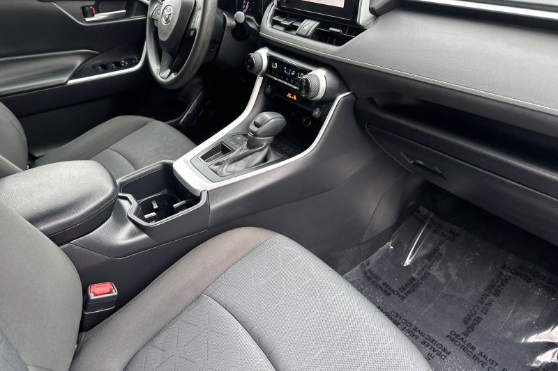 Toyota RAV4 Vehicle Full-screen Gallery Image 16